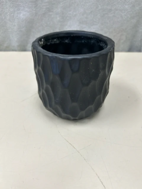 BLACK CERAMIC PLANTER