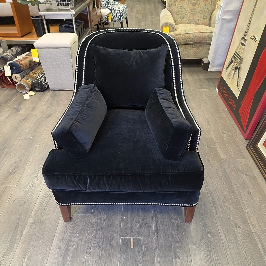 BLACK NAIL HEAD ACCENT CHAIR