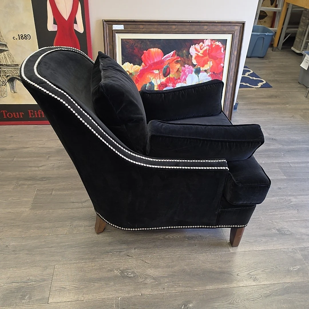 BLACK NAIL HEAD ACCENT CHAIR - Image 2