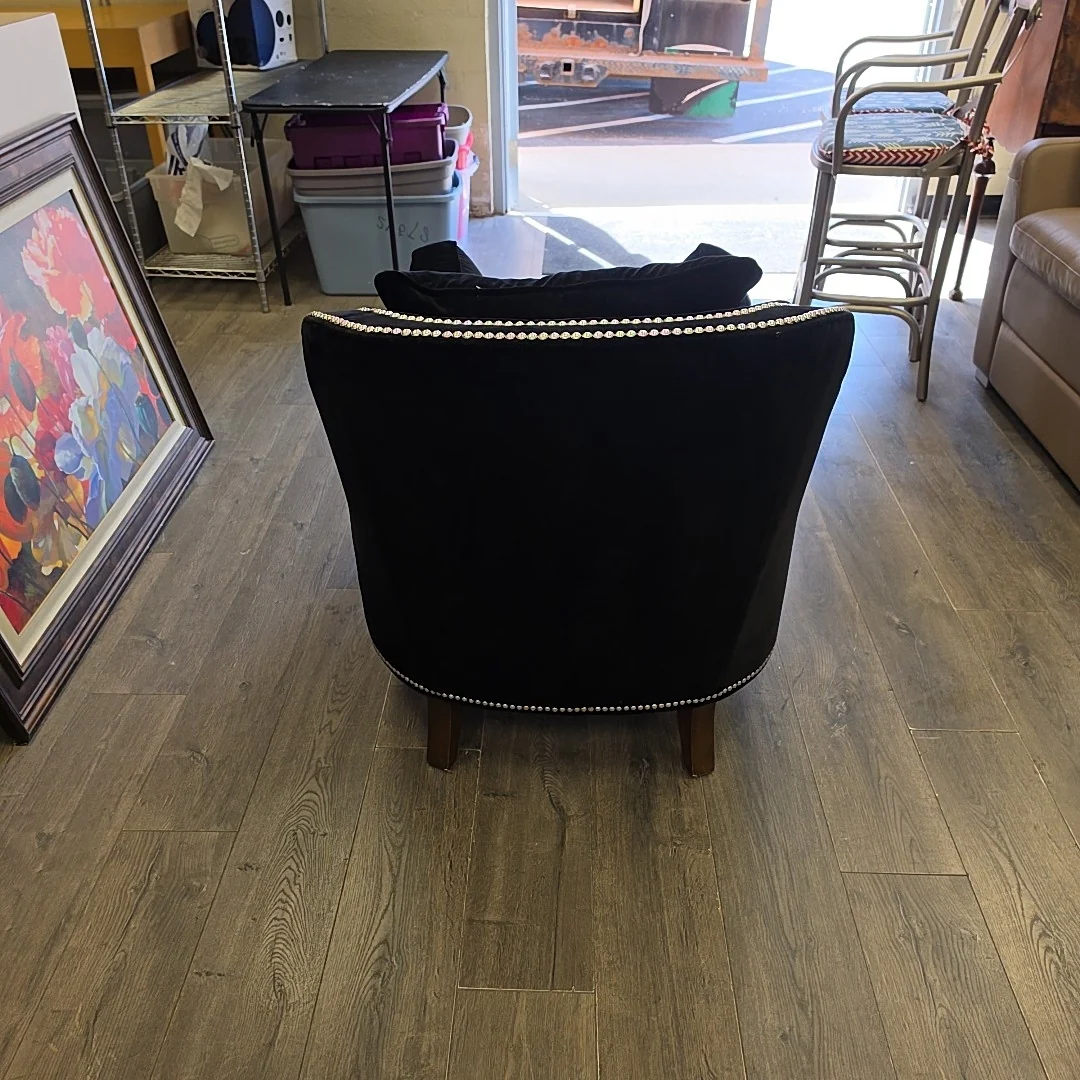BLACK NAIL HEAD ACCENT CHAIR - Image 3
