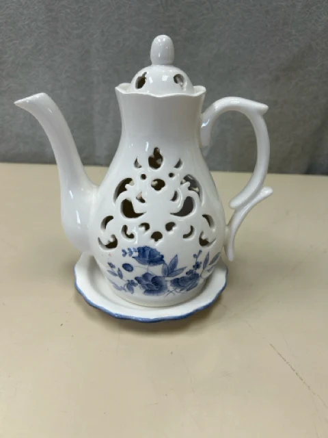 BLUE FLORAL TEAPOT W/DISH
