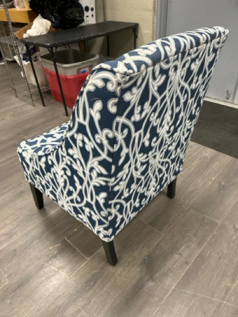 BLUE/WHITE ACCENT CHAIR - Image 3