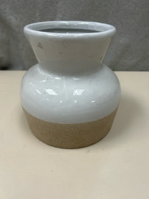 CREAM TAN SHORT CERAMIC VASE