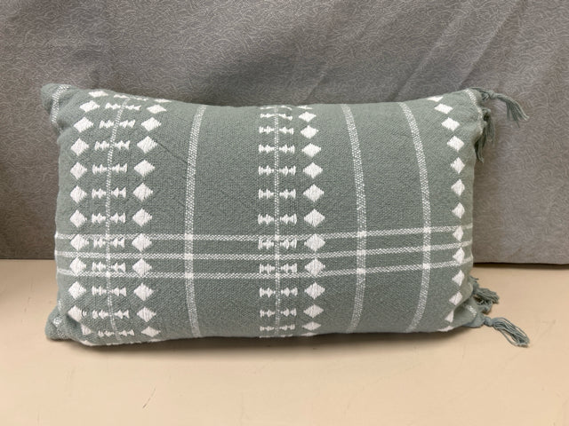 LIGHT BLUE WHITE PILLOW W/TASSELS