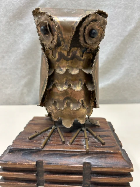 METAL RIBBON OWL ON WOOD STAND - Image 2