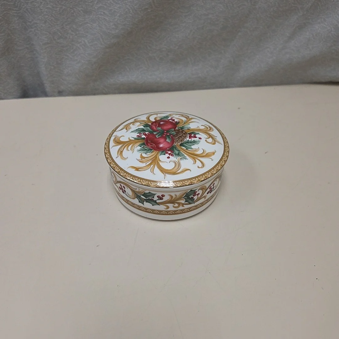 ORNATE HOLLY COVERED DISH