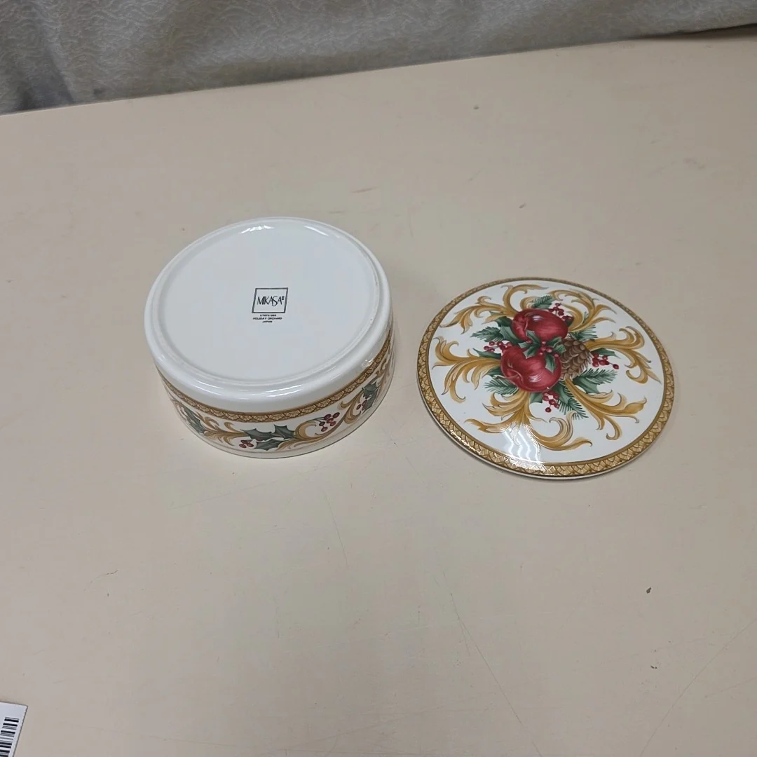 ORNATE HOLLY COVERED DISH - Image 2