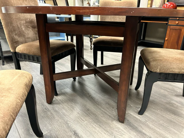 ROUND BROWN TABLE W/4 CHAIRS - Image 2