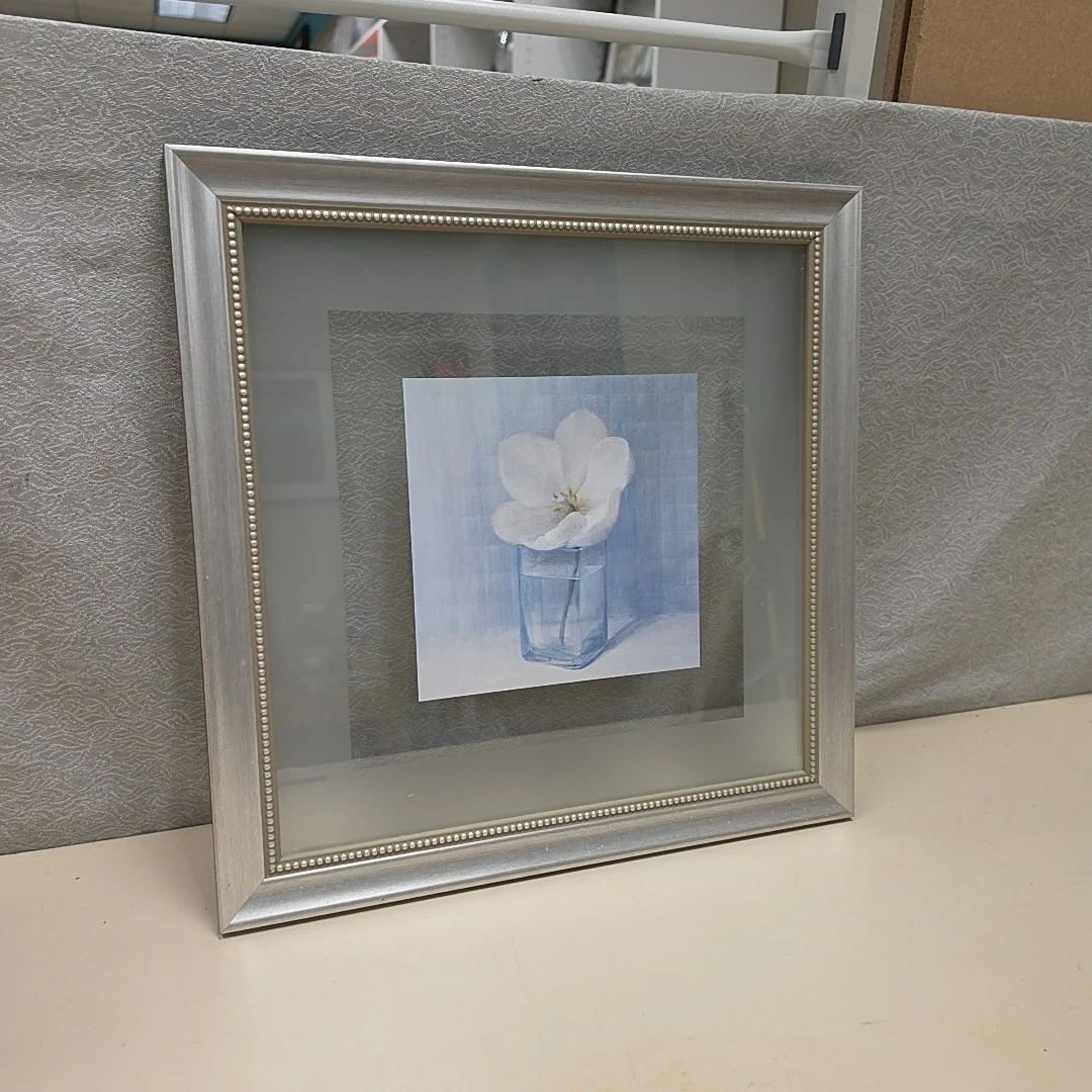WHITE FLOWER IN VASE PIC