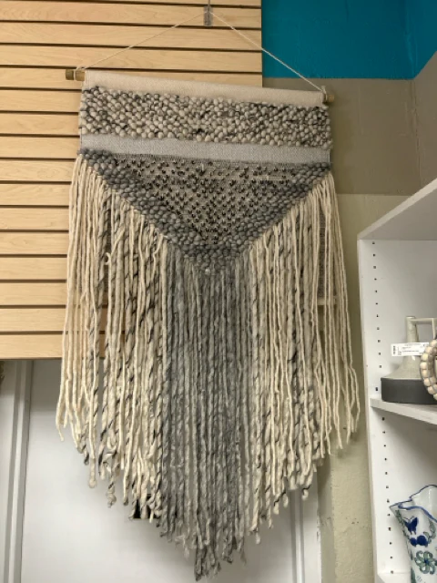 WHITE/GRAY STRING TAPESTRY