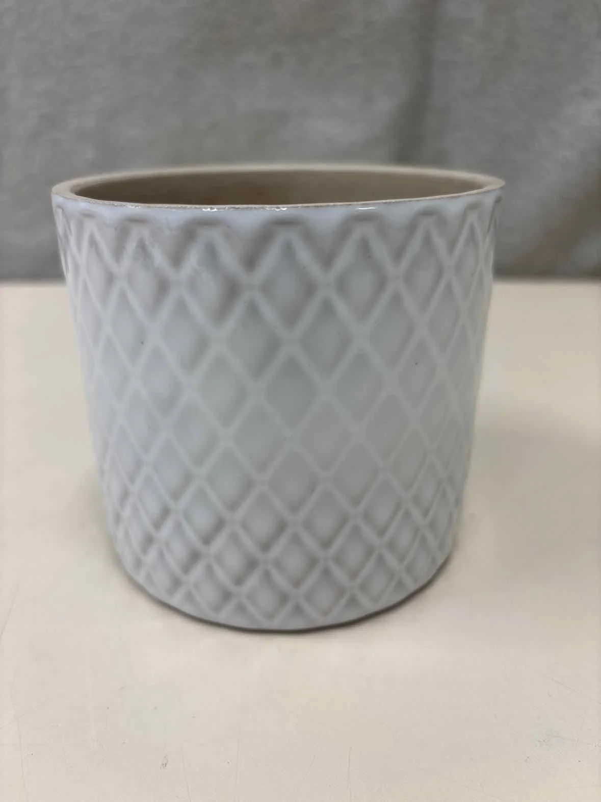 WHITE PLANTER DIAMOND PATTERN