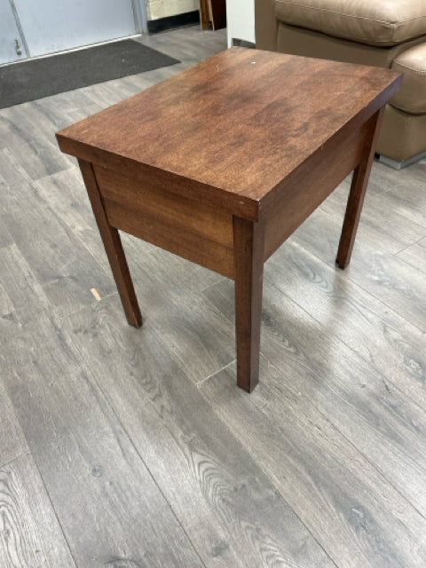 WOOD END TABLE W/DRAWER